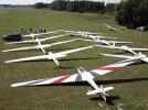 Szybowce na lotnisku w Milewie (fot. KLM - Stowarzyszenie Klub Lotniczy Milewo, Facebook)