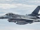 F-16 polskich Sił Powietrznych w locie - widok z boku (fot. Piotr Łysakowski)