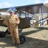 Piper Cub w barwach 82 Amerykańskiej Dywizji Powietrzno-Desantowej z okresu walk w Normandii i pilot Damian Majsak (fot. Rodzinny Piknik Lotniczy w Gryźlinach)