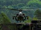 AH-64E Apache nad ziemią - widok z przodu (fot. sierż. Aleksander Perz)