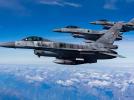 Trzy samoloty F-16 polskich Sił Powietrznych w locie - widok z boku (fot. Toona)