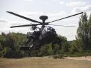 AH-64 nisko nad ziemią - widok z przodu (fot. Grzegorz Czaplicki)