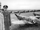Wizyta gen. Władysława Sikorskiego w ośrodku szkoleniowym Polskich Sił Powietrznych w Bron – przygotowanie do defilady. Od prawej gen. Józef Zając, gen. Władysław Sikorski, gen. Victor Denain. Widoczne także samoloty
