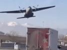 Niski przelot C160D Transall nad miastem, fot. theavionist