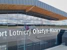 Port Lotniczy Olsztyn-Mazury - terminal z bliska i odbicie samolotu w szybie (fot. Port Lotniczy Olsztyn-Mazury)