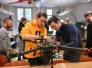 Studenci kierunku lotniczego Politechniki Wrocławskiej pracują nad dronem (fot. Politechnika Wrocławska)