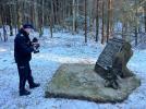 Zapalenie znicza przy obelisku stojącym w miejscu wypadku śmigłowca Mi-8T w Cisnej (fot. KWP w Rzeszowie)