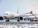 B777 linii Emirates podczas odladzania na Lotnisku Chopina (fot. D. Kłosiński)