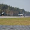 Samoloty F-16 i M-346 na drogowym odcinku lotniskowym (DOL) Wielbark (fot. 21 Baza Lotnictwa Taktycznego)