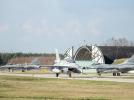 Trzy samoloty F-16 w 32. Bazie Lotnictwa Taktycznego w Łasku przy hangarze (fot. Ministerstwo Obrony Narodowej)