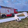Miejsce wypadku szybowca na lotnisku w Pile (fot. asp. sztab. Łukasz Kreskowiak, KP PSP Piła)