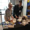 "Odlotowa biblioteka" Airport Library została wzbogacona o książki przekazane przez Konsula Generalnego Francji w Krakowie (fot. Kraków Airport)