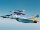 Ukraiński MiG-29 i amerykańskie f-16 w locie (fot. AVweb)
