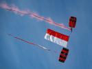 Sky Magic z flagą między skoczkami (fot. Krzysztof Wilma, Mazury AirShow, Facebook)