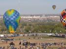 Jeden z balonów uderzył i wywrócił maszt radiowy podczas festiwalu w Albuquerque (fot. kadr z filmu na youtube.com)