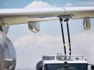 Tankowanie samolotu pasażerskiego - widok z bliska na skrzydło (fot. iata.org)