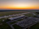 Port Lotniczy Warszawa-Modlin wieczorem (fot. modlinairport.pl)