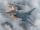 F-16 polskich Sił Powietrznych w locie z uzbrojeniem zimą (fot. Piotr Łysakowski)