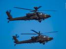 Dwa śmigłowce AH-64 Apache w locie - widok z boku (fot. DGRSZ)