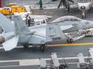 F/A-18E Super Hornet holowany na pokładzie lotniskowca USS Harry S. Truman (fot. kadr z filmu na youtube.com)