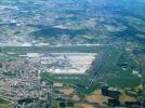 Lotnisko Bruksela-Zaventem widziane z samolotu (fot. Abxbay, CC BY-SA 4.0, Wikimedia Commons)