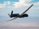 RQ-4D Global Hawk w locie (fot. Bryce Bennett, Air Force)