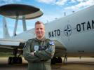 Starszy sierżant Aleksi przed samolotem NATO E-3A AWACS (fot. OR-5 Andrew Hummel)