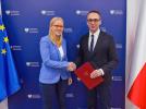 Magdalena Jaworska Maćkowiak odbiera od ministra Dariusza Klimczaka nominację na prezesa PAŻP