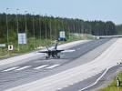 Myśliwce NATO ćwiczą lądowania na autostradzie w Finlandii (fot. NATO)