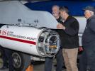 Inżynierowie i technicy NASA instalują system Psionic Space Navigation Doppler Lidar w kapsule testowej samolotu badawczego NASA F/A-18 (fot. NASA)