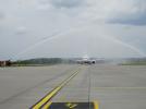 Samolot tureckiej linii  Mavi Gök Airlines powitany salutem wodnym w Porcie Lotniczym Bydgoszcz (fot. Port Lotniczy Bydgoszcz)