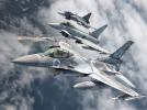 F-16, Eurofighter Typhoon i JAS 39C Gripen w locie (fot. NATO Air Command)
