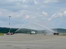 Samolot linii lotniczych flynas powitany salutem wodnym na krakowskim lotnisku (fot. Krakow Airport)