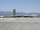 X-59 kołuje po pasie startowym podczas testu kołowania z niską prędkością w fabryce nr 42 Sił Powietrznych USA w Palmdale w Kalifornii (fot. NASA, Carla Thomas)
