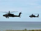 Dwa śmigłowce AH-64Ev6 Apache Guardian w locie w pobliżu morza (fot. Rafael)