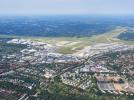 Widok na lotnisko w Hamburgu, fot. Carsten Steger, CC BY-SA 4.0 <https://creativecommons.org/licenses/by-sa/4.0>, via Wikimedia Commons