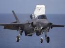 F-35B Korpusu Piechoty Morskiej USA ląduje na JS Izumo (fot. Lance Cpl. Tyler Harmon, CC0, Wikimedia Commons)
