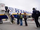 Pasażerowie na lotnisku we Wrocławiu wchodzą do samolotu linii Ryanair (fot. Port Lotniczy Wrocław)
