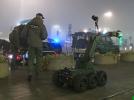 Robot pirotechniczny, obok stoi funkcjonariusz Grupy Interwencji Specjalnych, fot. NSG