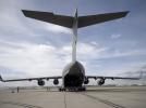 Mały reaktor jądrowy jest ładowany na tylną część samolotu C-17 Globemaster III (fot. Navy Petty Officer 1st Class Eric Brann)