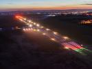 Lotnisko Krosno o zmierzchu - widok z góry na oświetlony pas startowy (fot. krosno.pl)