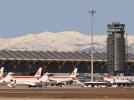Port lotniczy Madryt-Barajas - widok na Terminal 4 z ośnieżonymi górami Sierra de Guadarrama w tle (fot. Magic Aviation, CC BY 2.5, Wikimedia Commons)