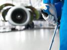 Technik lotniczy i silnik samolotu pasażerskiego (fot. IFS)