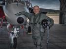 Gen. bryg. pil. Waldemar Gołębiowski przy samolocie M-346 Bielik (fot. 4SLSz)
