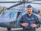 Insp. pil. Robert Sitek, naczelnik Zarządu Lotnictwa Policji Głównego Sztabu Policji KGP przed śmigłowcem S-70i Black Hawk (fot. policja.pl)
