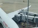 Kolizja A350 z rękawem lotniskowym w Szanghaju, fot. kadr youtube