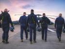 Policyjni lotnicy na lądowisku w drodze do śmigłowca S-70i Black Hawk (fot. Jacek Herok)