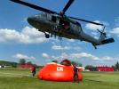 Policyjni lotnicy i Black Hawk wspólne ćwiczenia na poligonie Akademii Pożarniczej (fot. KG PSP)
