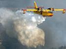 Canadair CL215 z 43. Grupy Sił Powietrznych Hiszpanii podczas zrzutu (fot. Javiramos43, CC BY 3.0, Wikimedia Commons)