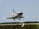 Lądowanie wahadłowca Atlantis kończące misję STS-110 (19 kwietnia 2002) (fot. NASA, Domena publiczna, Wikimedia Commons)
